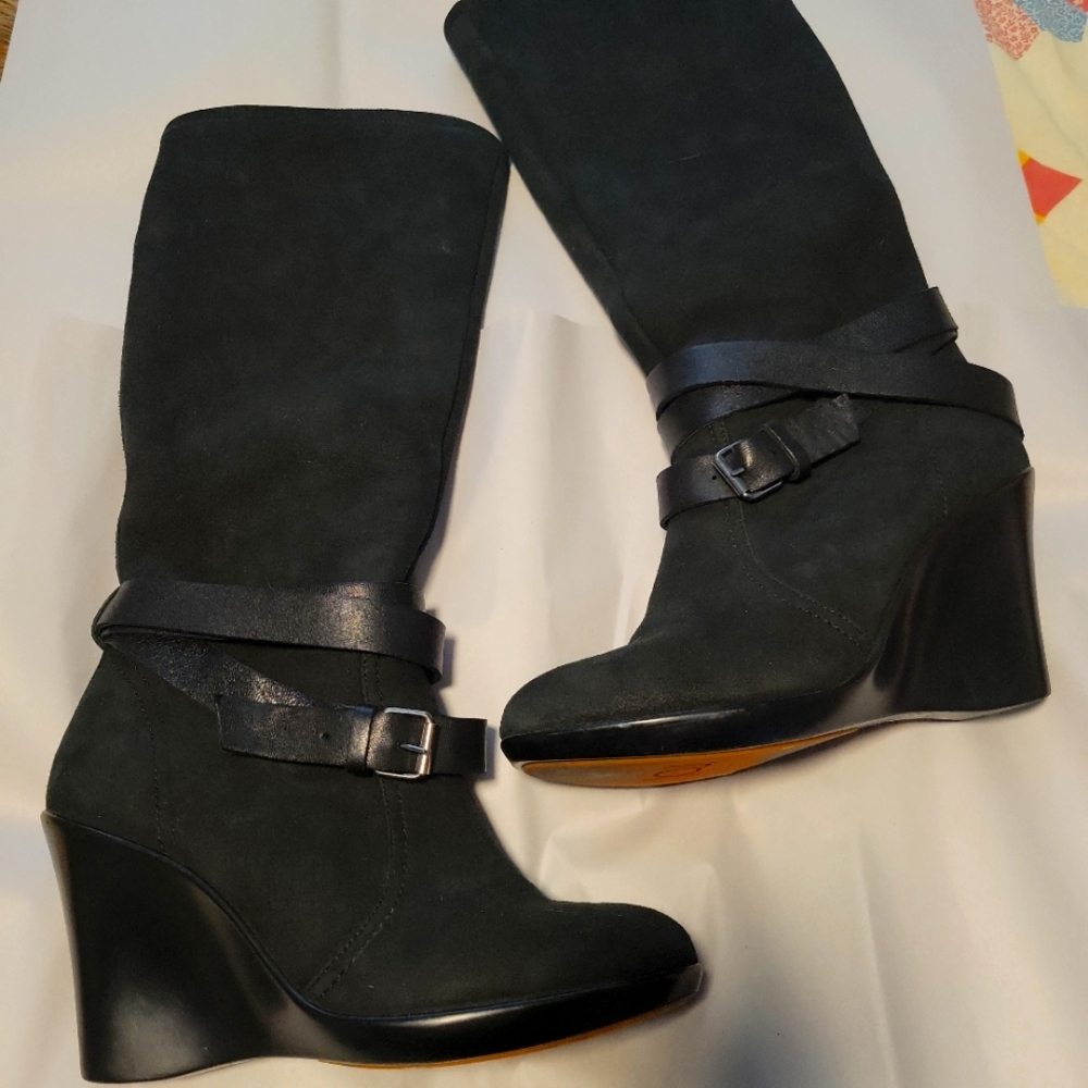 You by crocs Women's suede genuine fur lined wedge heel black boot.